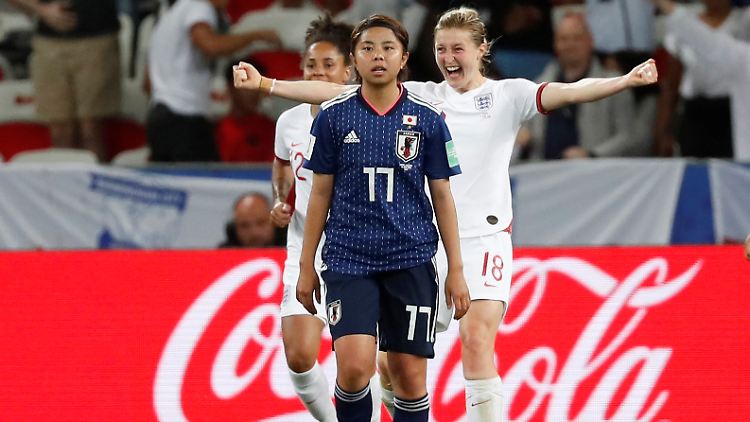 Top-Scorerin Ellen White (England) freut sich sichtlich über ihre zwei Tore und den Finaleinzug.