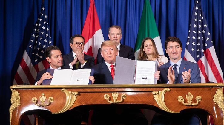 Mexikos damaliger Präsident Enrique Pena Nieto, US-Präsident Donald Trump und Kanadas Premierminister Justin Trudeau (v.l.) bei der offiziellen Unterzeichnung des neuen Abkommens im November 2018 in Buenos Aires.
