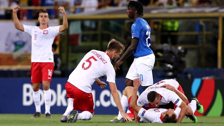 Polens U21-Fußballer feiern ihren überraschenden Sieg. 