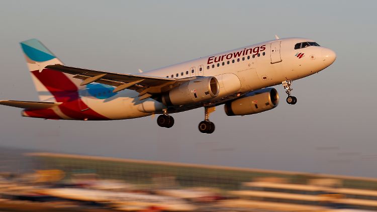 Ein Eurowings-Flieger startet vom Flughafen Palma de Mallorca.