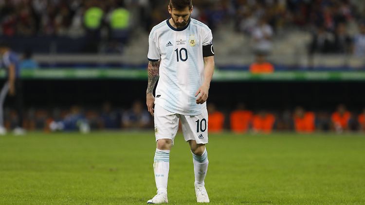 Verwandelte zwar einen Elfmeter, konnte sich aber nicht so richtig freuen: Argentiniens Superstar Lionel Messi