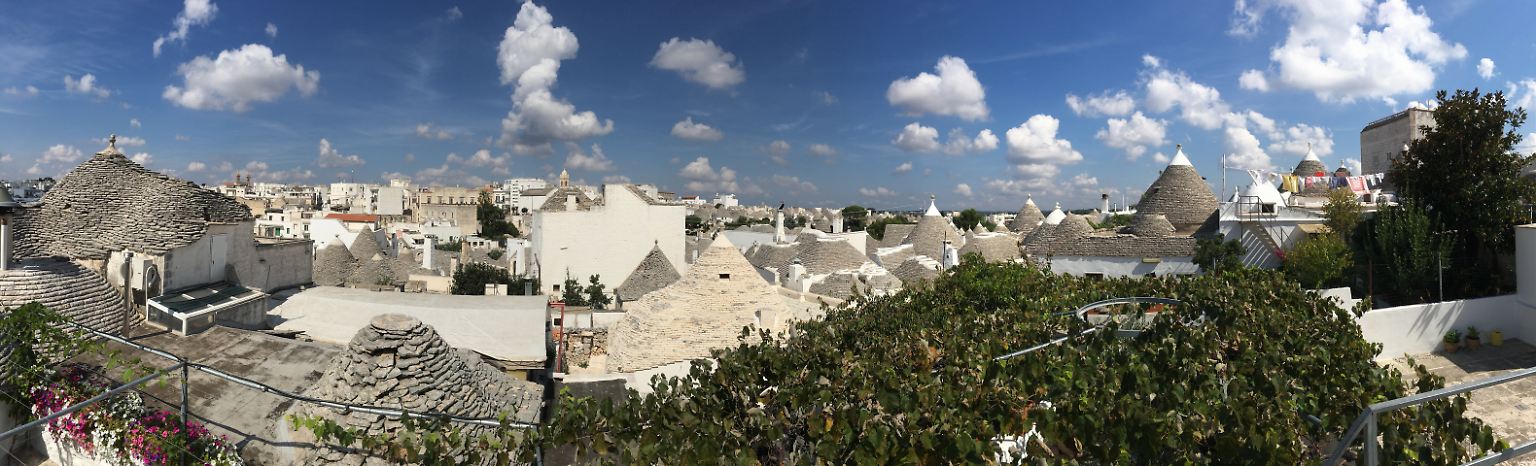 Das Panorama von Alberobello ist außergewöhnlich: Wegen seiner Trulli wurde die apulische Kleinstadt 1996 von der Unesco zum Weltkulturerbe ernannt. 