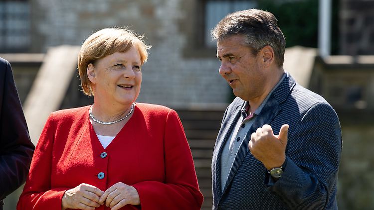 Angela Merkel trifft Sigmar Gabriel bei einem Besuch in Goslar.