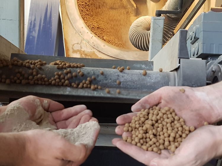 Die Firma MultiCon zermahlt Sand zu Mehl, das anschließend in Hochgeschwindigkeitsmischern zu größeren Granulaten verdichtet wird.