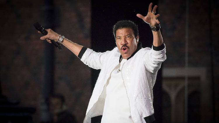Wenigstens einen Song von ihm kennt wirklich fast jeder: Lionel Richie.
