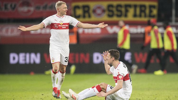 Andreas Beck (links) und Christian Gentner bekommen beim VfB Stuttgart nicht mehr die Gelegenheit, den mitverursachten Schaden wieder zu reparieren. Beide Routiniers erhielten nach dem Abstieg in die 2. Bundesliga keine neuen Verträge.