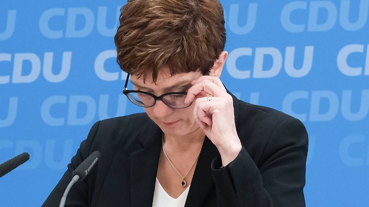 AKK warnt sogar vor einer Verfassungskrise in Europa.