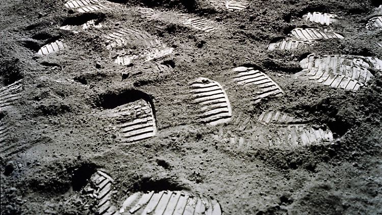 Spuren der Astronauten auf dem Mond - diese Stiefelabrücke stammen von den Raumfahrern der Apollo-17-Mission.