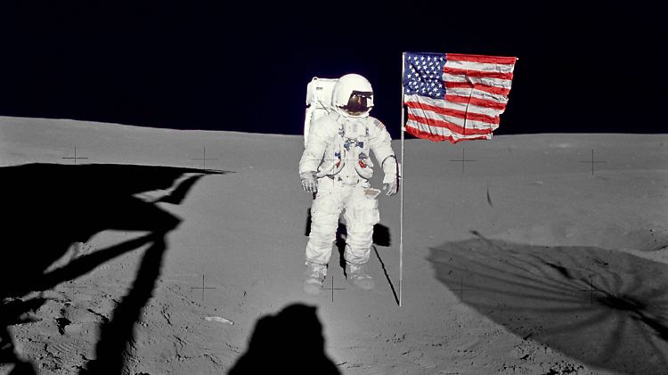Das Setzen der Flagge gehörte zu jeder der sechs Mondlandungen dazu - wie hier bei Apollo 14 im Jahr 1971.