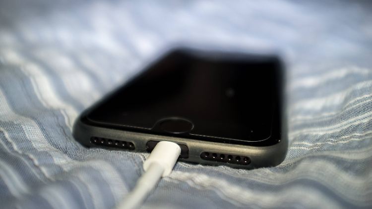 Um eine Überhitzung zu vermeiden, sollte das iPhone besser nicht auf der Decke, sondern auf einer Unterlage geladen werden, die Wärme besser ableitet.