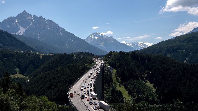 Tirol sperrt einige seiner Landstraßen für Reisende - der Brenner selbst aber soll nicht betroffen sein.