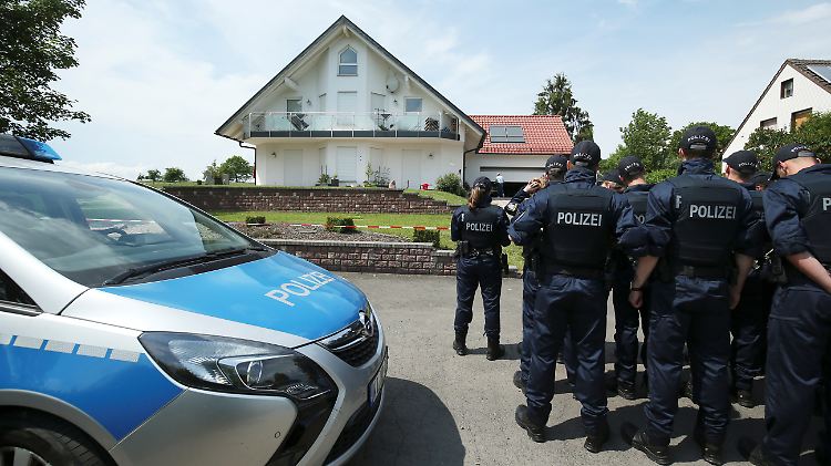 Polizisten vor dem Haus von Walter Lübcke.