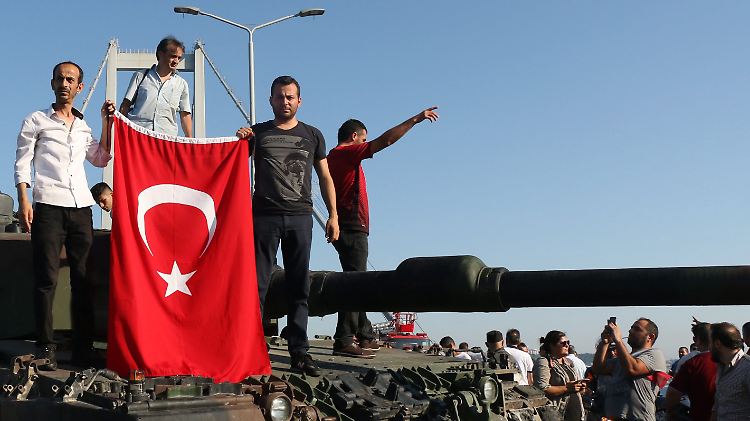 Anhänger von Präsident Erdogan und Polizisten nach dem gescheiterten Putsch 2016 auf der Bosporusbrücke in Istanbul.