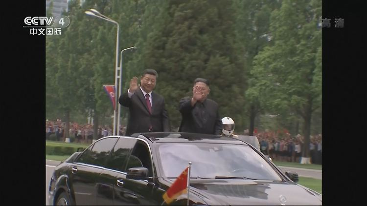 Auf Fernsehbildern war die gemeinsame Fahrt durch Pjöngjang von Xi und Kim zu sehen.