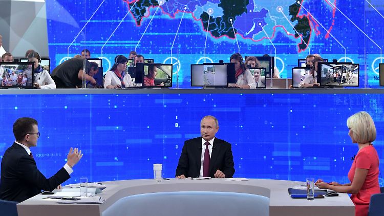 Putin präsentiert sich im Fernsehen als oberster Problemlöser. 
