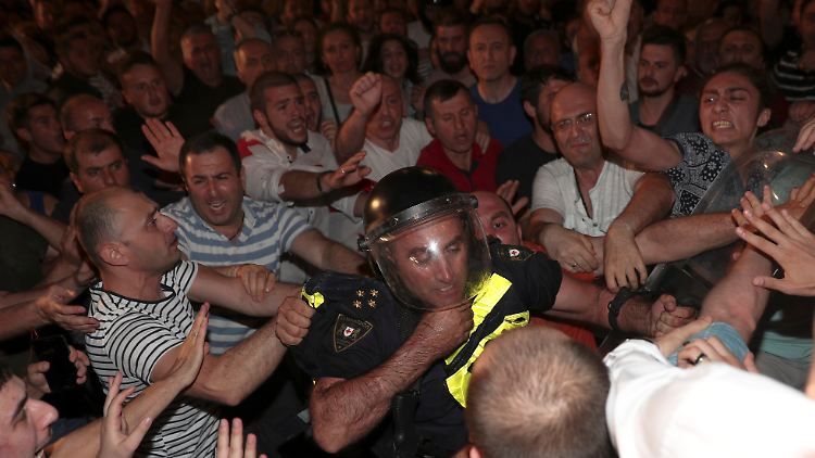 Die Demonstranten fordern den Rücktritt von Parlamentspräsident Irakli Kobachidse.