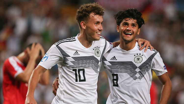 Luca Waldschmidt (links) und Torschütze Mahmoud Dahoud bejubelten das 4:0.