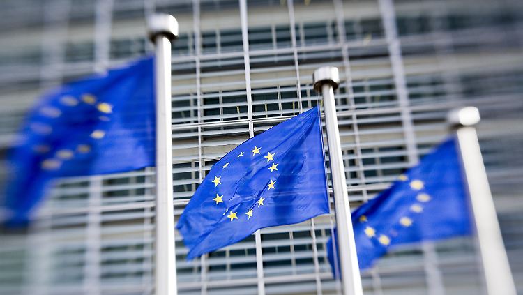 EU-Flaggen vor dem Sitz der Kommission in Brüssel
