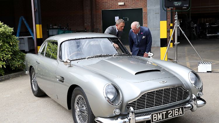 007-Darsteller Daniel Craig und Prinz Charles sahen sich zusammen verschiedene Aston Martins am Set an.