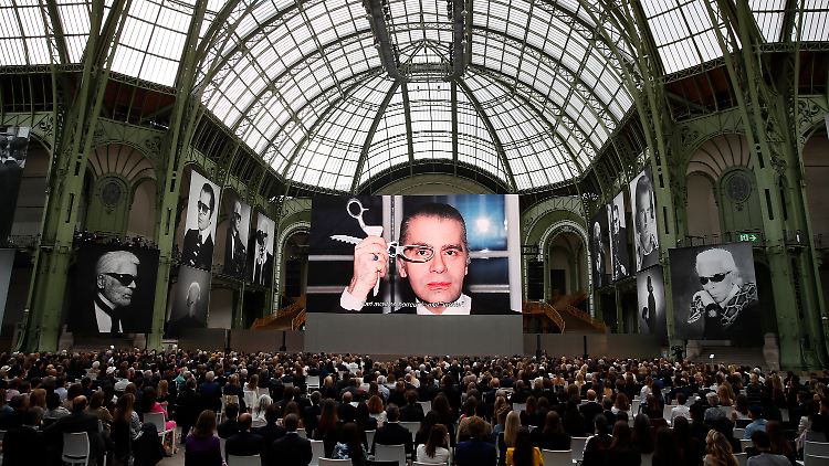 Rund 2000 Gäste gedachten im Grand Palais des verstorbenen Modemachers.