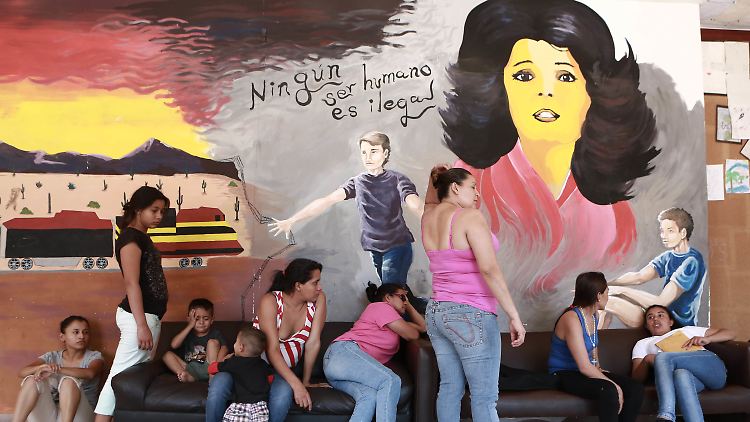 "Kein Mensch ist illegal" steht an dieser Wand im mexikanischen Ciudad Juarez. Diese Migranten hatten zuvor versucht, in die USA einzuwandern.