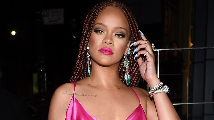 Im Interview mit Seth Meyers zeigt sich: Rihanna ist trinkfest und hat Tipps für Romantik in der Ehe.