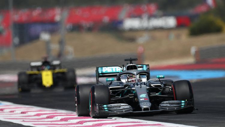 Silbernes Spektakel: Im ersten F1-Training setzte Lewis Hamilton in Frankreich die Bestzeit, im zweiten rammte er einen Poller.