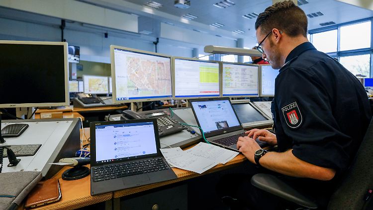 Polizisten untersuchen neben Datenspuren auch Inhalt und Sprache von Hassbotschaften.