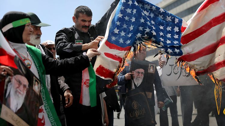 Ein Iraner verbrennt in Teheran eine selbstgemalte US-Flagge (Archivbild).