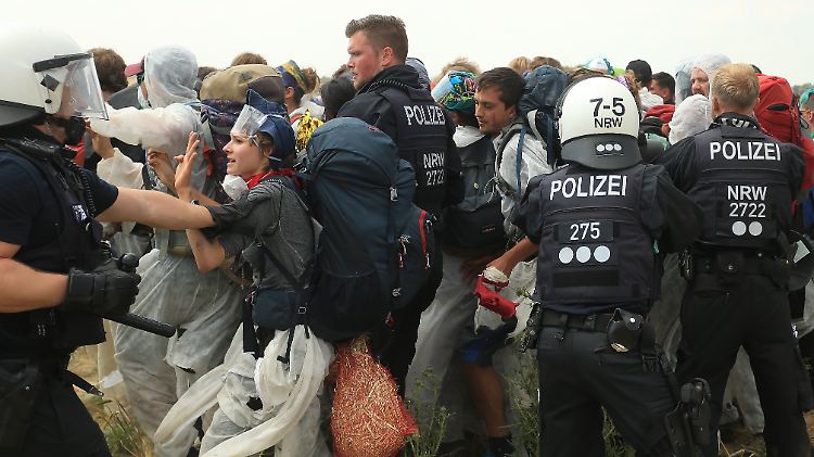 Bei Zusammenstößen zwischen Aktivisten und Polizei wurden mehrere Menschen verletzt.