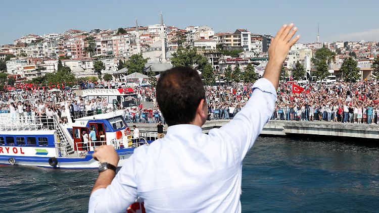 Oppositionskandidat Imamoglu winkt seinen Anhängern in Istanbul zu. Trotz Urlaubszeit wird eine Rekordwahlbeteiligung erwartet.