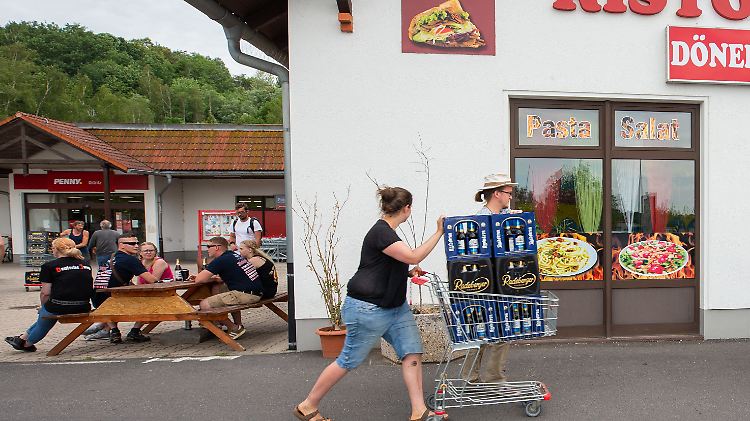 Da bleibt nur noch das Döner-Restaurant. Das Bier aus dem Supermarkt haben die Ostritzer komplett aufgekauft. 