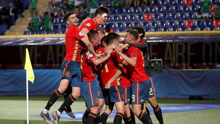Hatten nach dem Kantersieg allen Grund zur Freude: Hier feiert die Truppe Dani Ceballos und das 4:0.