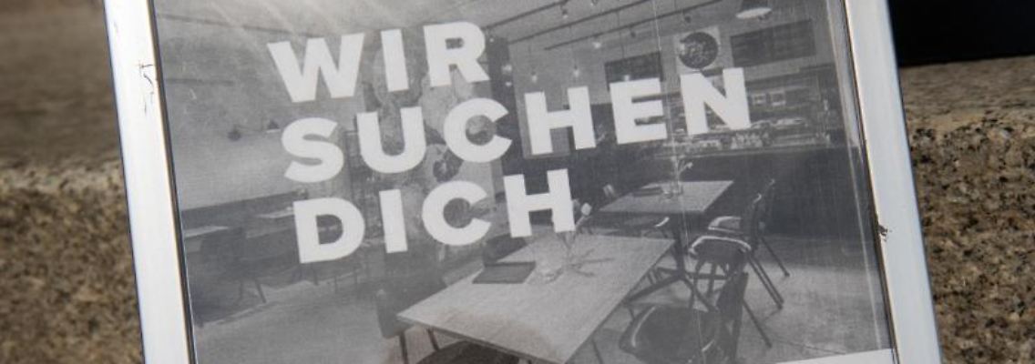 Eine Stellenanzeige für einen Servicejob steht auf einer Treppe vor einer Gaststätte. Foto: Stefan Sauer/Archiv