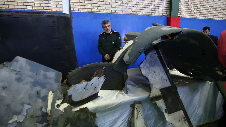 Der Chef der Luftwaffe der iranischen Revolutionsgarde, Hadschisadeh, präsentiert angebliche Teile  der abgeschossenen US-Drohne. 