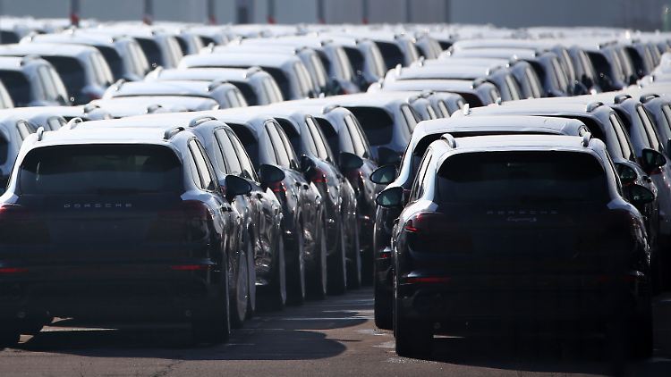 SUV von Porsche warten auf ihre Auslieferung.