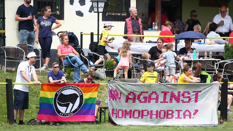 Auch am Spielfeldrand gab es Proteste gegen die Einstellungen der Katholischen Kirche.