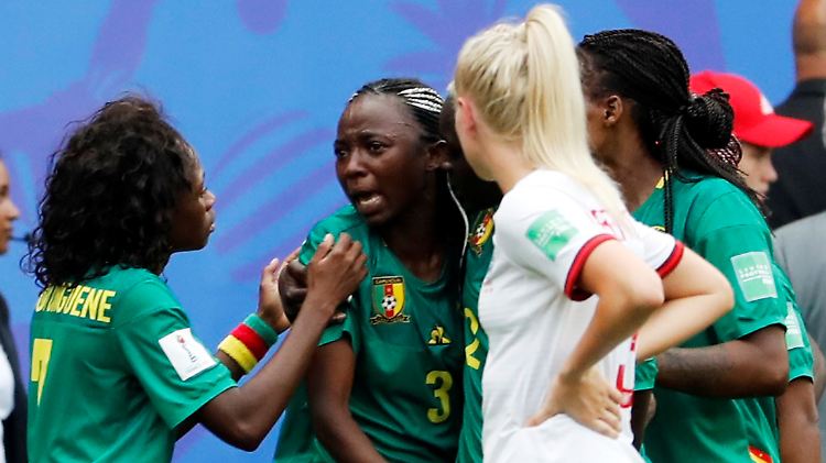 Untröstlich: Kameruns Ajara Nchout, nachdem ihr Tor zum 1:2-Anschlusstreffer gegen England per VAR-Korrektur wieder aberkannt worden war.