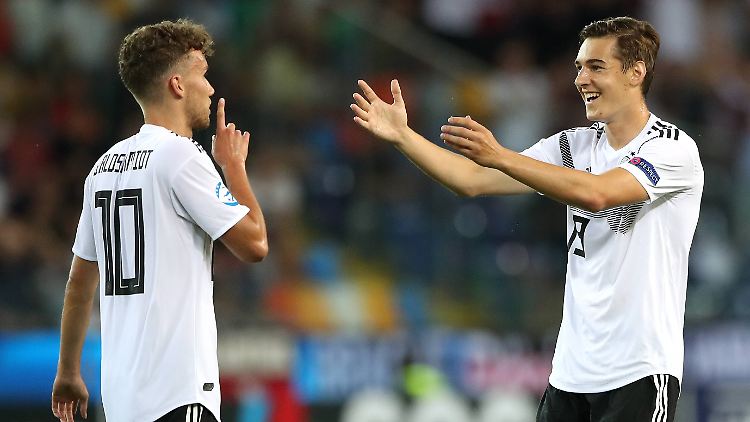 Gegen Österreich erzielte Luca Waldschmidt (l.) seinen fünften Turniertreffer.