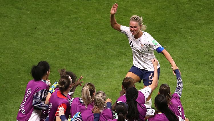Jubelt ausgelassen über ihren Siegtreffer: Frankreichs Amandine Henry.