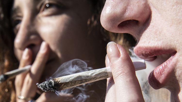 Besonders verbreitet ist Cannabis-Konsum bei jungen Männern zwischen 18 und 25.