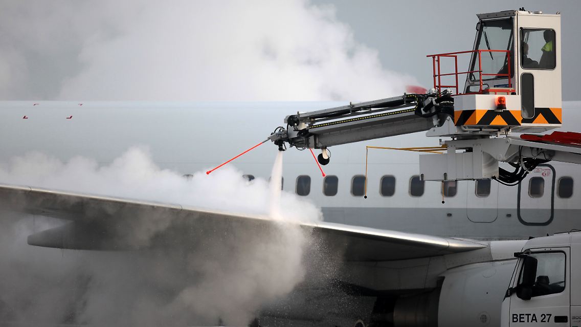 Der Winter lähmt den Flugbetrieb: Enteiser bei der Arbeit.
