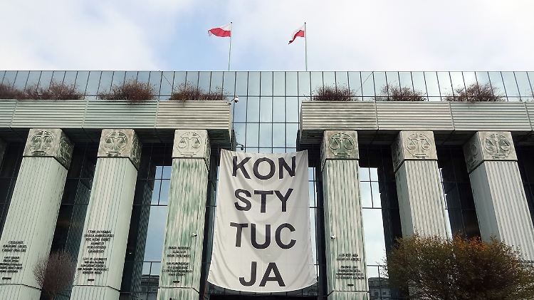 Über dem Haupteingang des Obersten Gerichts in Warschau hängt ein Banner mit der Aufschrift "Konstytucja" (Verfassung).