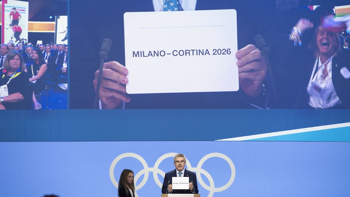 Der Präsident des Internationalen Olympischen Komitees, Thomas Bach, präsentiert den Austragungsort.