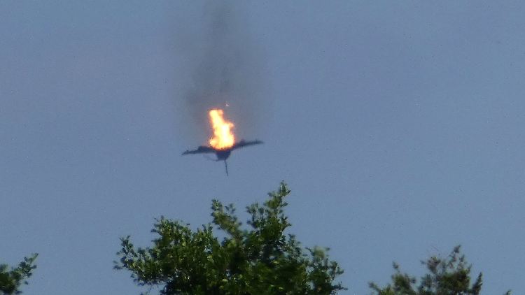 Ein Pilot konnte sich per Schleudersitz aus dem Flugzeug retten, ein anderer Pilot starb bei dem Unglück.