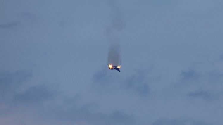 Nach der Kollision ging dieser "Eurofighter" in Flammen auf und stürzte zu Boden.