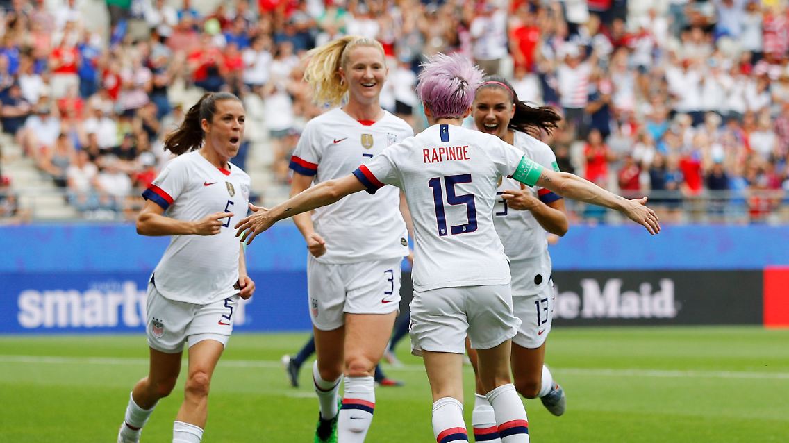 Megan Rapinoe und ihre Team-Kolleginnen feiern.
