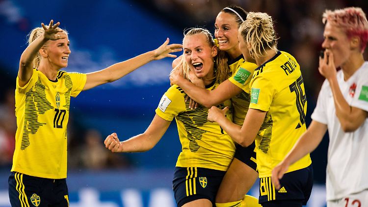 Stina Blackstenius (2.v.l.) hat Schweden ins WM-Viertelfinale gegen Deutschland geschossen.