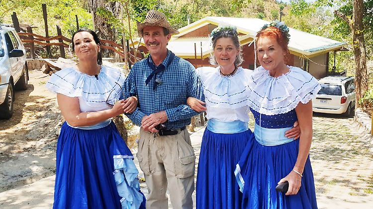 Tom aus Costa Rica mit Gabriele, Siglinde und Joyce (v.l.).