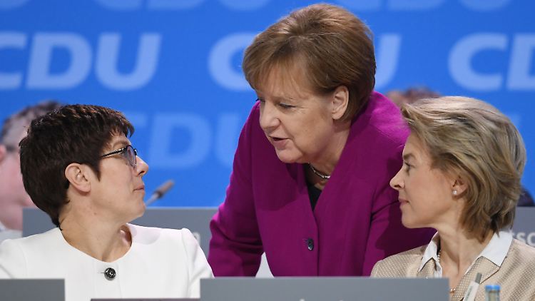 Schickt Kanzlerin Merkel Ursula von der Leyen nach Brüssel? Und übernimmt Annegret Kramp-Karrenbauer dann das Verteidigungsressort?
